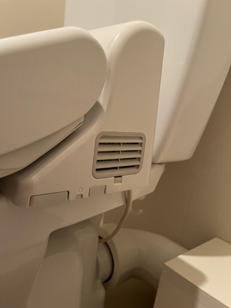 トイレのウォシュレットの側面