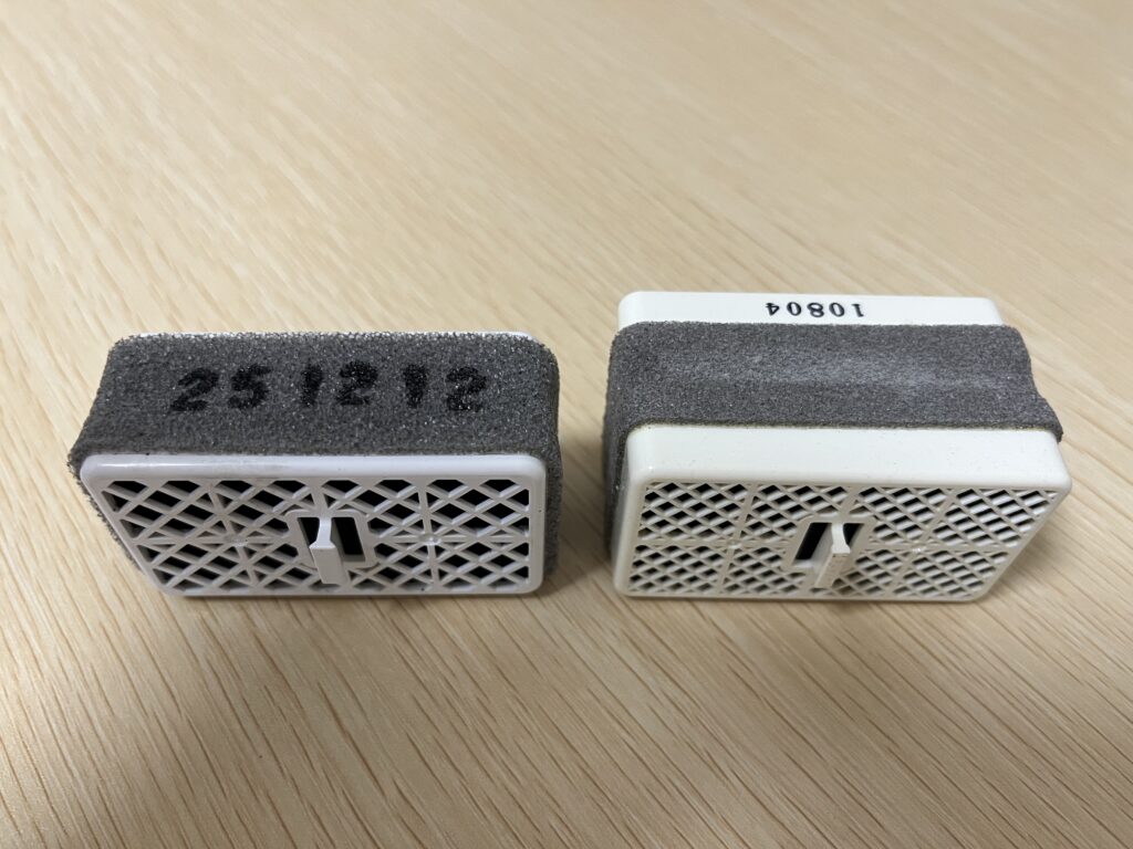 脱臭カートリッジの厚み比較。左の薄い方が新しいもの、右の厚いのが古いもの